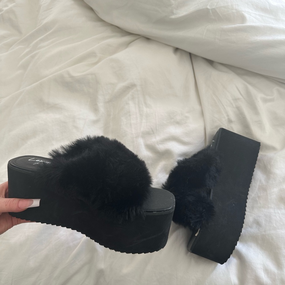 Black platform sandals with fur